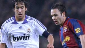 Raúl y Andrés Iniesta disputando el balón en el último clásico sin Messi y Cristiano.