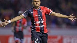 Roger Rojas se despachó un triplete en amistoso de Alajuelense contra Puntarenas.