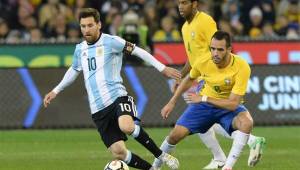 Lionel Messi tuvo acción en el triunfo de sus selección anre Brasil.