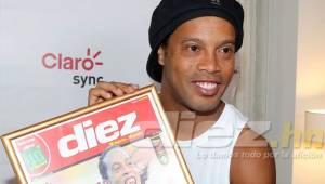 Ronaldinho posó con una portada de Diario Diez.