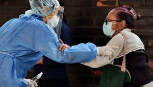Los médicos son los que están en primera línea en la lucha por el coronavirus que en Honduras ya cobró la vida de 14 personas en dos semanas. Fotos AFP