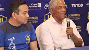 El colombiano Francisco 'Pacho' Maturana, cuando exponía en conferencia de prensa sobre el curso de entrenadores que dará en San Pedro Sula.