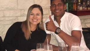 Carlo Costly junto a su esposa Tita Torres en un restaurante de Houston.