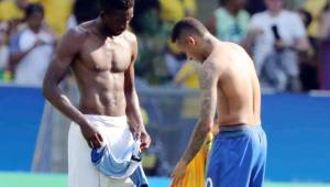 Este fue el momento que generó polémica cuando Jhonny Palacios intercambió la camisa con Neymar en los Olímpicos después de la goleada 6-0. Foto Juan Salgado