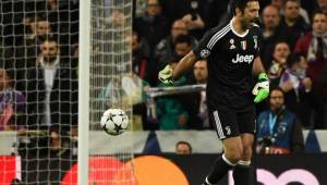 Gianluigi Buffon salió expulsado por sus discusiones airadas al central Michael Oliver.