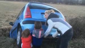 Shakira junto a sus hijos tratando de levantar un carro que se había accidentado.