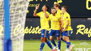 El Choco Lozano celebrando con sus compañeros su doblete anotado con el Cádiz en la segunda división de España. Foto cortesía Cádiz