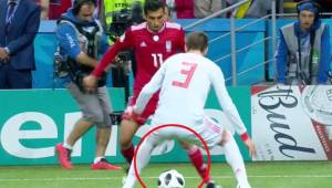 El defensor de la selección de España, Gerard Piqué, fue humillado por un delantero iraní. Foto cortesía