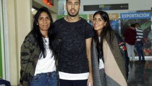 Santiago Vergara viajó a España acompañado de su madre y hermana. El ex del Motagua ya recibió el transplante de médula. Foto DIEZ