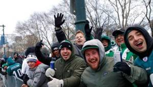 Miles de aficionados se dieron cita para ver el desfile de Philadelphia Eagles.