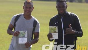 Óscar Salas y Elmer Güity recibieron su Biblia al terminar el entreno.