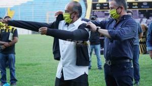 Momentos cuando el entrenador del Real España, Raúl 'El Potro' Gutiérrez, recibía la chumpa aurinegra por parte del presidente, Elías Burbara. Fotos José Cantarero