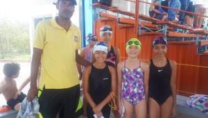 Las nadadores del club Tiburones de Honduras realizaron una destacada participación en el torneo de novatos.