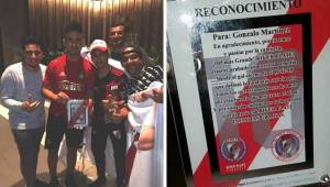 Tremendo gesto del 'Pity' Martínez que atendió a los hinchas hondureños del filial de River Plate que le dieron al argentino un reconocimiento.