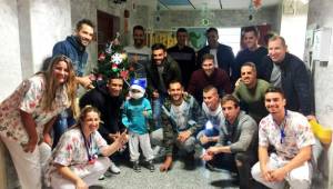 Jugadores del Tenerife tuvieron un lindo gesto hoy en un hospital, donde Bryan Acosta participó. FOTOS: CD Tenerife.