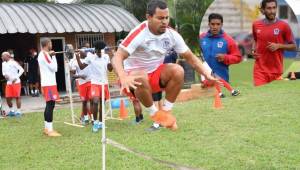 Cristian Maidana entrena con su esposa y aprovecha para hacer sus bromas. Ahora fue retado por su esposa para entrenar con una sandía.