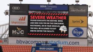 Autoridades del estadio han anunciado que existe tormenta eléctrica y de momento frenaron el acceso de aficionados al recinto.