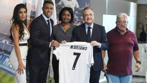El delantero Mariano Díaz en su presentación con el Real Madrid fue acompañado de sus padres y su bella novia. Foto EFE