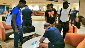 Jugadores de la Selección de Honduras en el momento de su llegada. Foto cortesía Fenafuth.