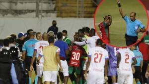 Los jugadores del Olimpia y Marathón se enfrentaron ayer en la cancha del Nacional luego que Jerry Bengtson se bajara a Mathías Techera al propinarle un botellazo.