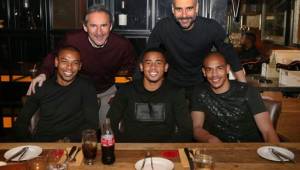 Gabriel Jesús (centro) en una cena junto a Pep Guardiola, Pep Guardiola, quien será a partir de enero su nuevo entrenador, le prohibió desde ya las gaseosas. Foto @ManchesterCity