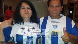Don Francisco y Susana Alguera volaron cerca de 20 horas para poder ver a la selección de Honduras. FOTO Delmer Martinez.