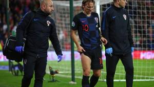 El mediocampista Luka Modric salió lesionado en el Croacia-Gales.