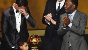 Cristiano Ronaldo junto a Pelé en la gala del Balón de Oro.