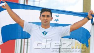 El jugador hondureño Julio Moncada se siente orgulloso de posar con la bandera catracha, la que piensa hacer flamear próximamente en la MLS. Foto DIEZ