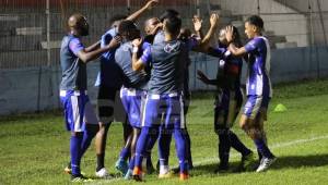 Los jugadores del Victoria celebran el pase a cuartos de final en la Liga de Ascenso.