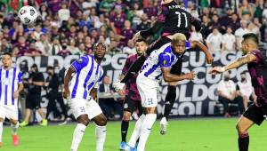 El futbolista de la Selección de Honduras, Kevin Álvarez, saltando junto al delantero argentino de México, Rogelio Funes Mori que marcó uno de los tres goles. Fotos AFP