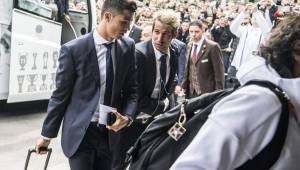Cristiano Ronaldo y Coentrao llegando al hotel de concentración en Munich.