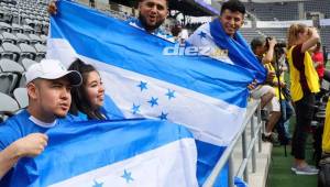 Hondureños ya se encuentran en las gradas del Banc of California para apoyar a la Bicolor ante El Salvador. Fotos Neptalí Romero