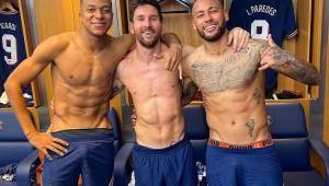 Mbappé, Messi y Neymar en los vestidores luego de derrotar al City en la Champions.
