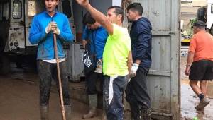 Rafael Nadal con guantes en sus manos colaborando con los afectados por la tormenta en Mallorca.