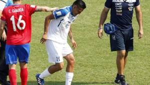 Andy Najar salió lesionado en el partido de Honduras ante Costa Rica.