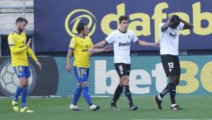 El jugador francés del Valencia, Bakano Mouctar Diakhaby, salió llorando del partido luego de recibir insultos racistas de un futbolista del Cádiz. Foto cortesía