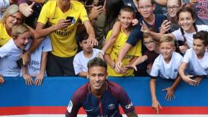 Neymar fue presentado ayer a la afición del PSG.