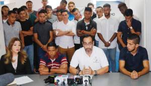 Los futbolistas del Real de Minas junto al presidente de la Asociación de Futbolistas, Eduardo Sosa, denunciando los abusos de los dirigentes.