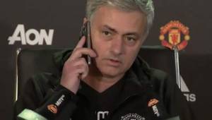 Mourinho contestando la llamada de uno de los celulares de los periodistas.