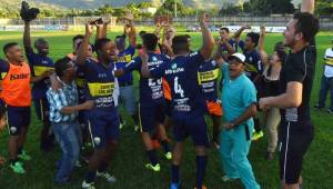 Los jugadores del Boca Juniors de Tocoa celebran al eliminar al Real Sociedad en el Francisco Martínez demostrando que no creen en nadie. Foto Samuel Zelaya