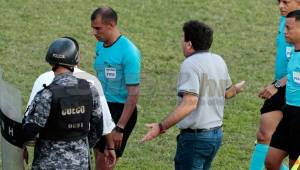 Momentos cuando el entrenador del Marathón, Héctor Vargas, se dirigía al árbitro Óscar Moncada en el partido donde enfrentaron a Real España. Foto DIEZ