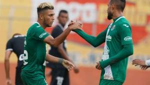 Henry Romero es felicitado por Carlos Discua por su gol ante el Honduras Progreso. FOTOS: Neptalí Romero.