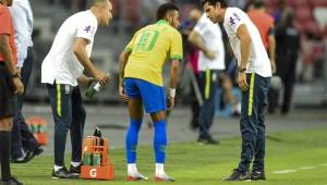 Neymar se vuelve a parar al menos un mes por culpa de una lesión: FOTO: AFP.