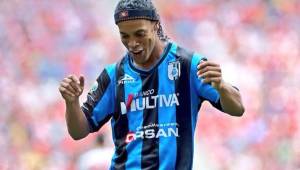 Ronaldinho estuvo un año jugando en México con los Gallos Blancos del Querétaro antes de regresar al fútbol de su país.