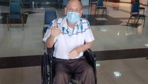 Chelato Uclés en el interior del centro médico antes de ingresar al quirófano. Foto Twitter.