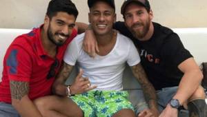 Luis Suárez, Neymar y Lionel Messi en una de sus peculiares fotografías juntos.