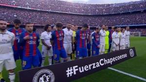 Momento en que se juntaron jugadores de ambos equipos para dar un pequeño tributo a víctimas del Chapecoense.