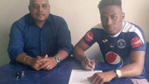 Deybi Flores firmó su contrato que lo liga al Motagua. (FOTO: Cortesía Motagua)