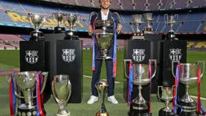 Rakitic posando con los 13 títulos que conquistó jugando los últimos seis años para el Barcelona.